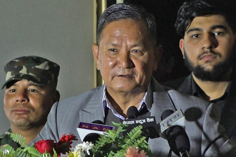 नेपालमा जे बोल्दा ताली आउँछ, त्यही गर्न थाले