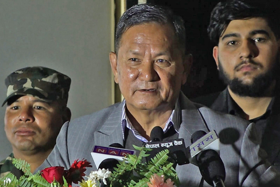 नेपालमा जे बोल्दा ताली आउँछ, त्यही गर्न थाले