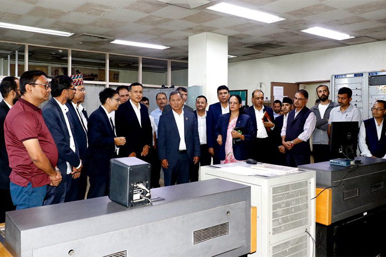 माननीय मन्त्री श्री पृथ्वी सुब्बा गुरुङज्यूद्वारा रेडियो नेपालको अनुगमन