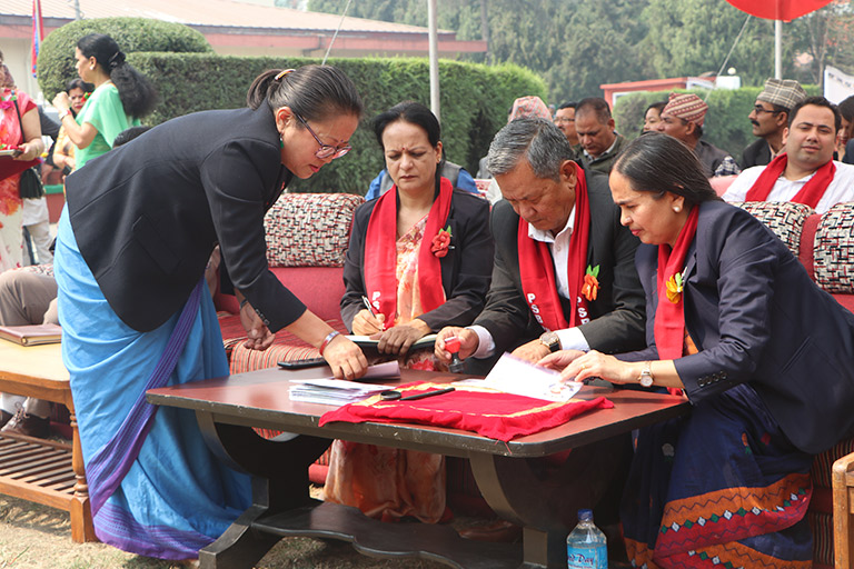 रेडियो नेपालको ७५ औ हिरक बार्षिक उत्सव अन्तर्गत हुलाक टिकटमा टाँचा लगाँदै माननीय मन्त्री पृथ्बीसुब्बा गुरुङ